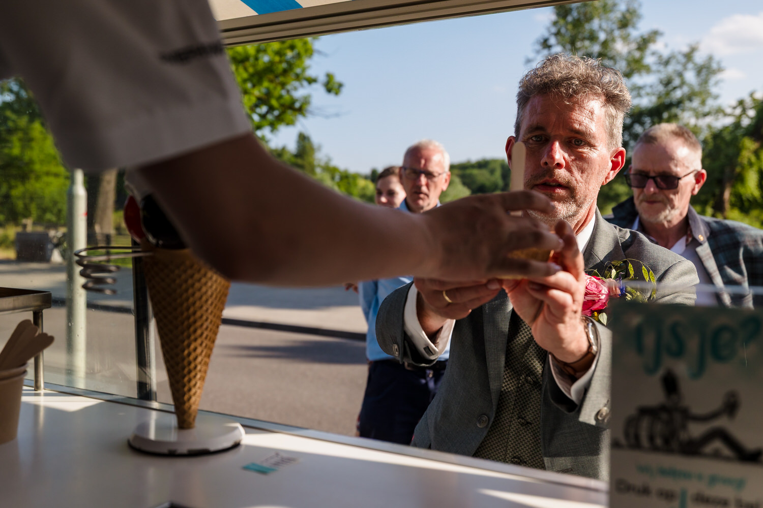 bruidegom haalt een ijsje bij de vief heringe in sittard