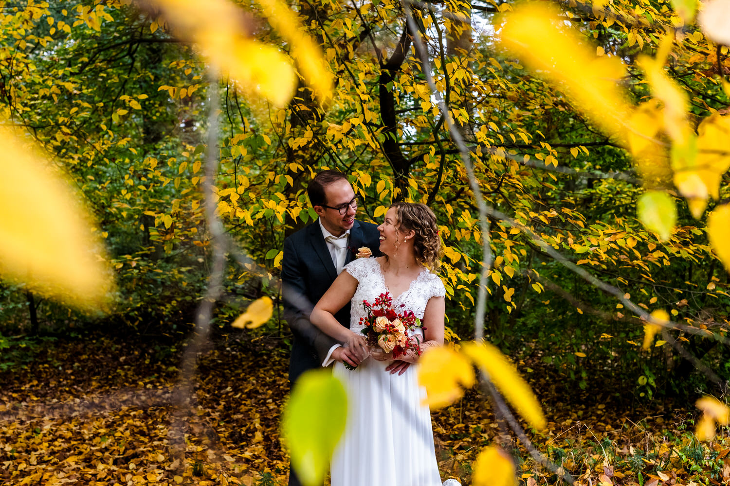 fotoshoot met bruidspaar tussen de herfstbladeren in de hortus in Nijmegen