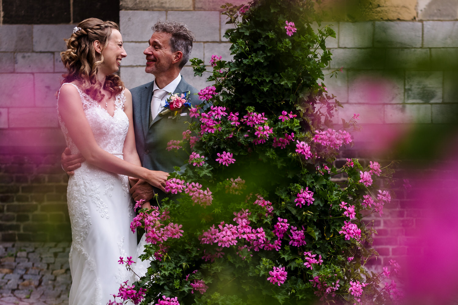bruidspaar tijdens een lentebruiloft tussen de bloesems