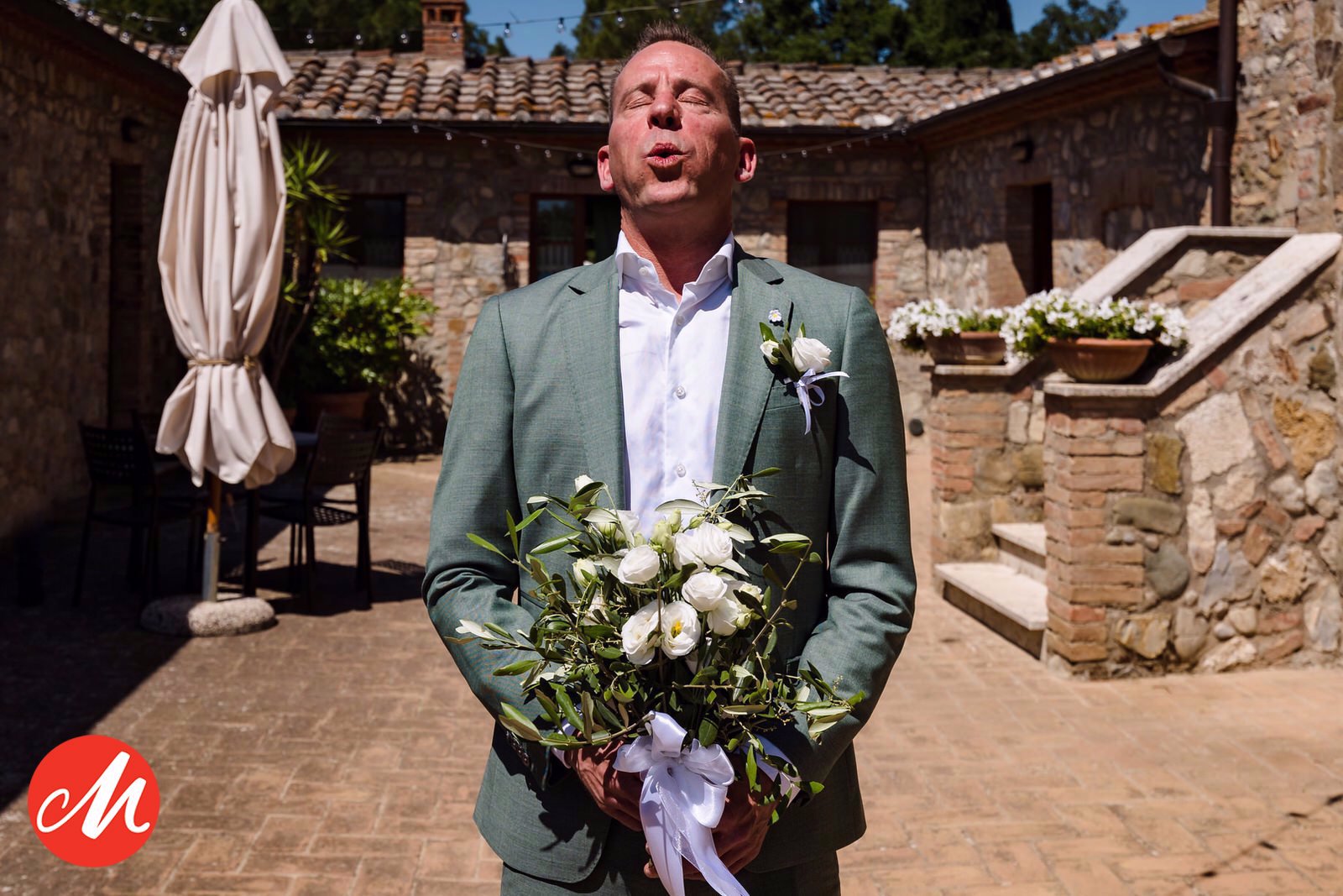 bruidegom wacht op de first look met zijn aanstaande bruid op een agriturismo in toscane