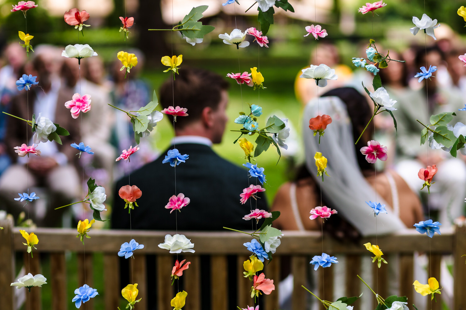 bruidspaar op de rug gezien tijdens een ceremonie bij huize bergen in vught