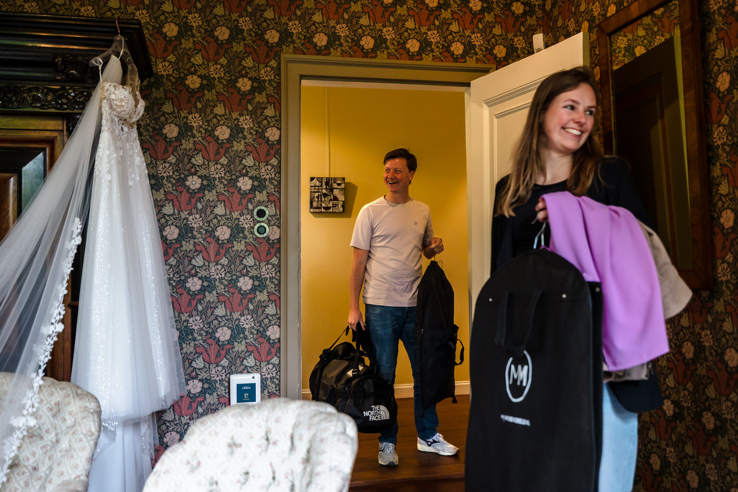 vrienden van de bruid komen de getting ready ruimte bij buitenplaats sparrendaal binnen