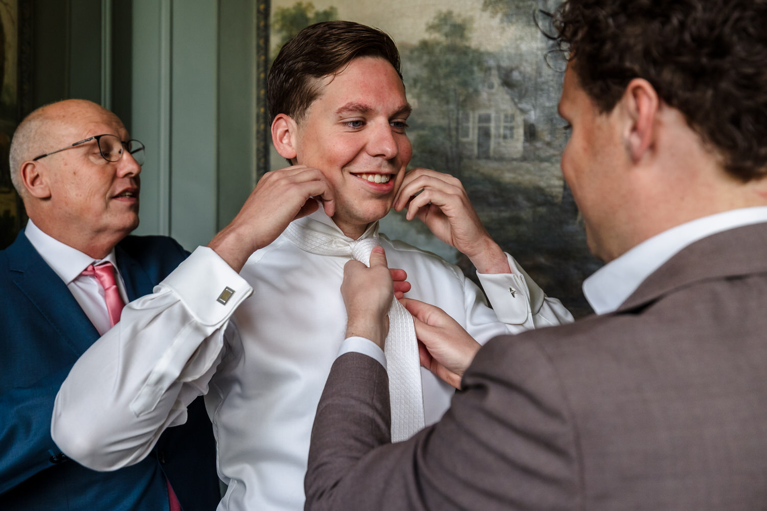bruidegom wordt aangekleed bij buitenplaats sparrendaal