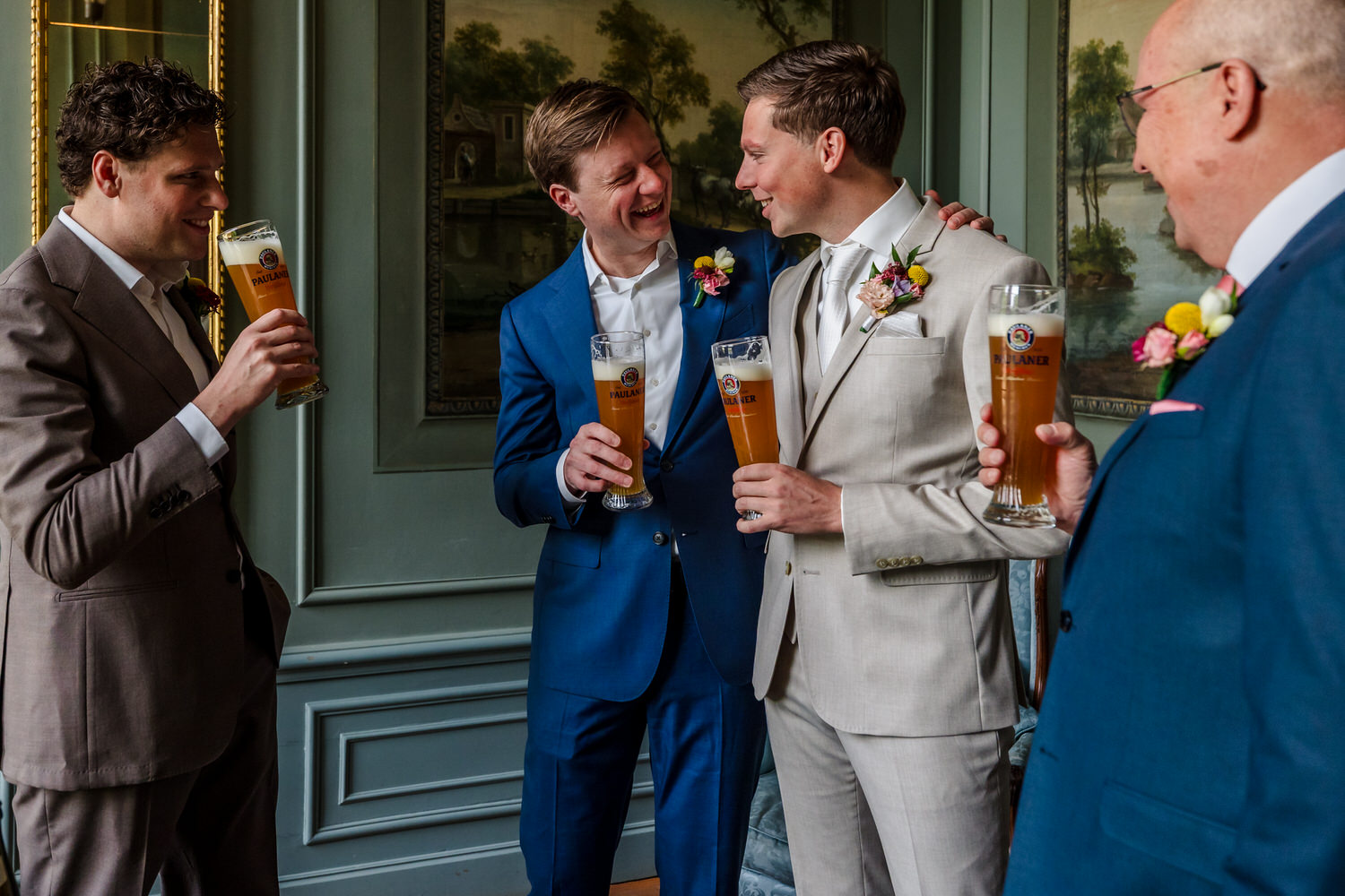 bruidegom proost met familie en vrienden