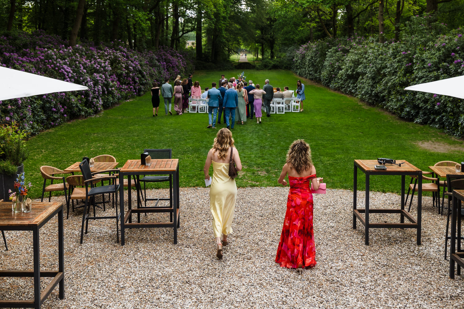 voorbereidingen voor de ceremonie in de tuin van buitenplaats sparrendaal
