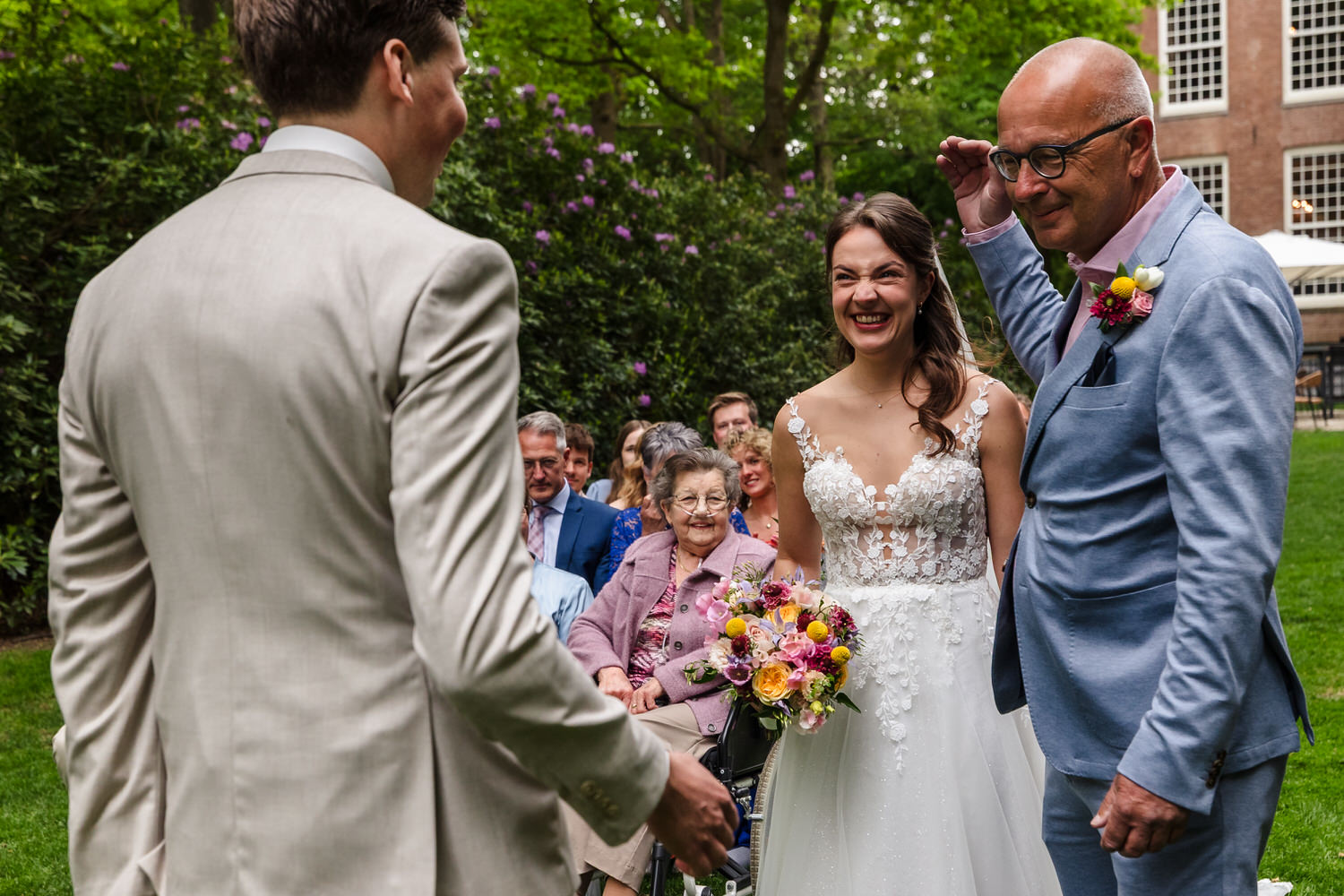 vader geeft zijn dochter weg tijdens een buitenceremonie