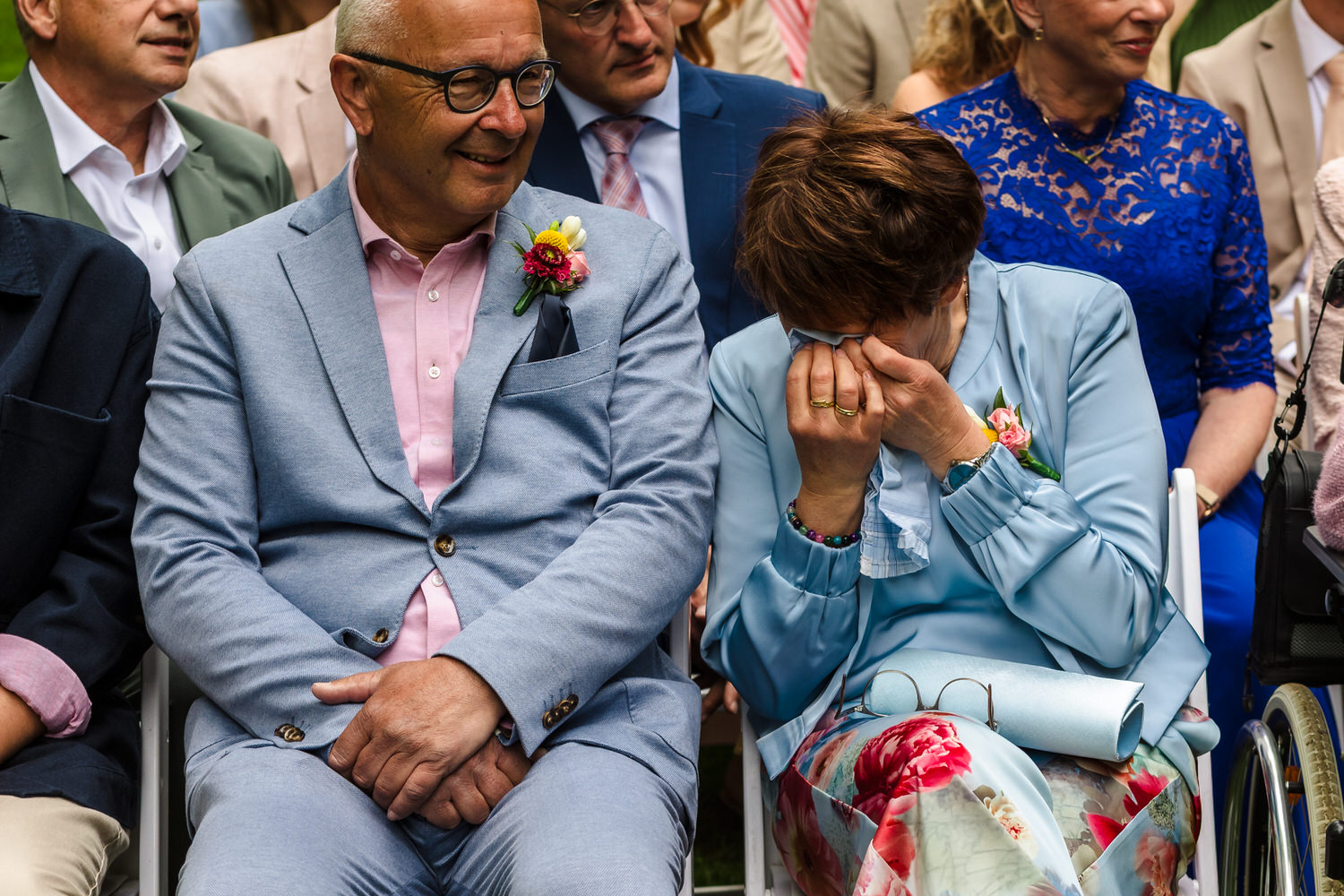 moeder van de bruid pinkt een traantje weg tijdens de ceremonie