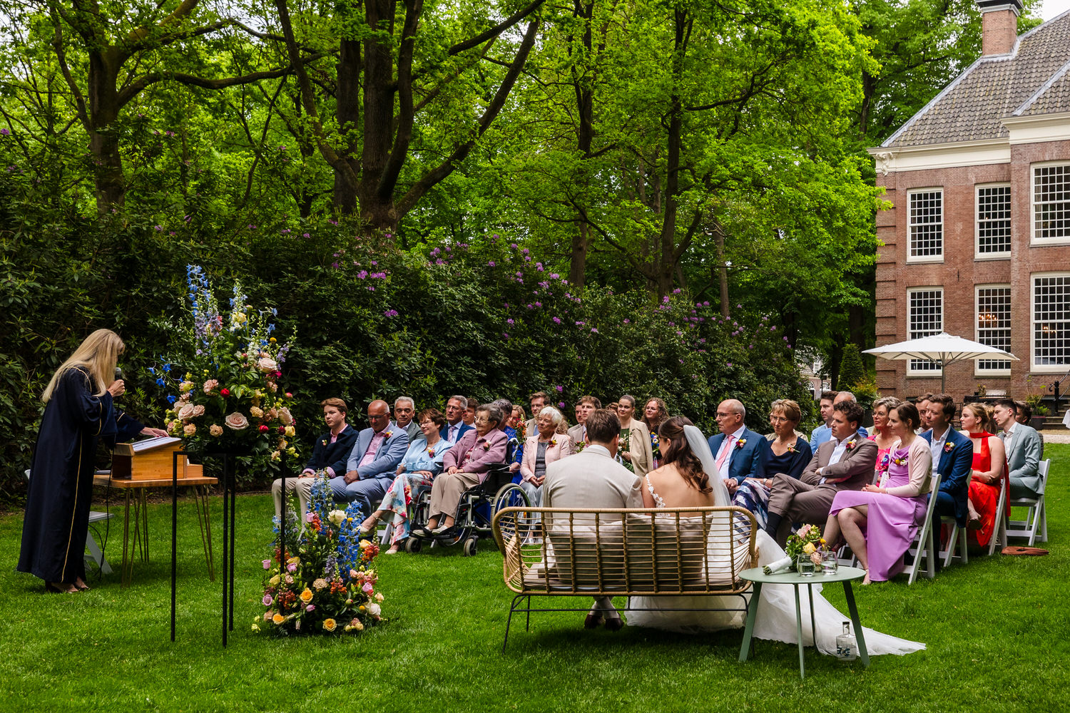 overzicht van de ceremonie in de tuin van buitenplaats sparrendaal
