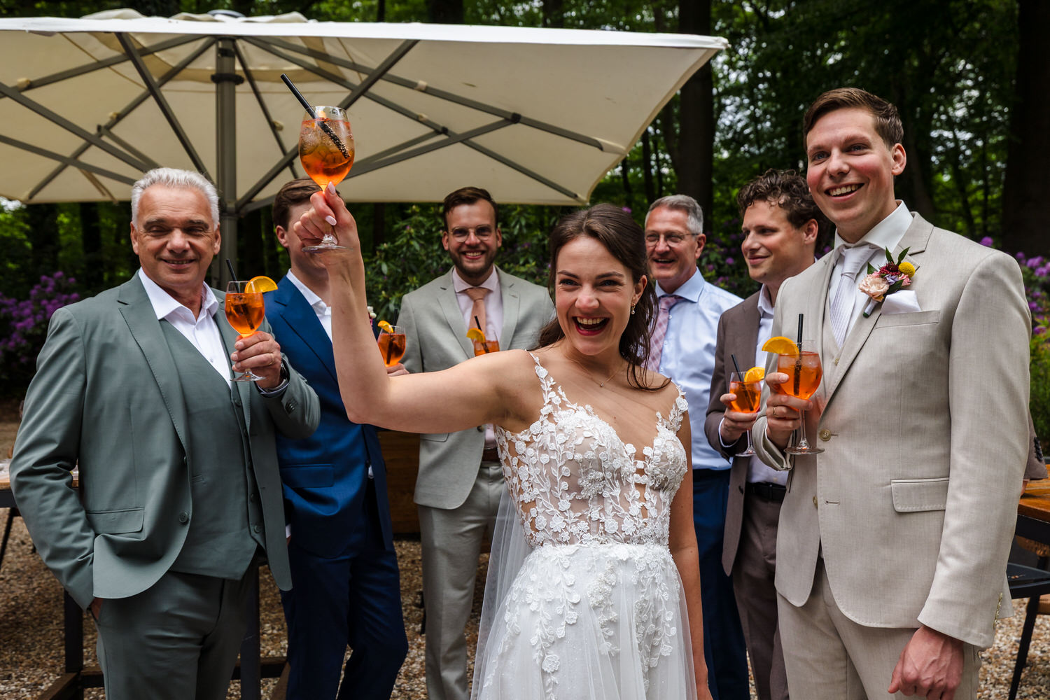 bruid proost met aperol spritz tijdens de receptie van een lentebruiloft