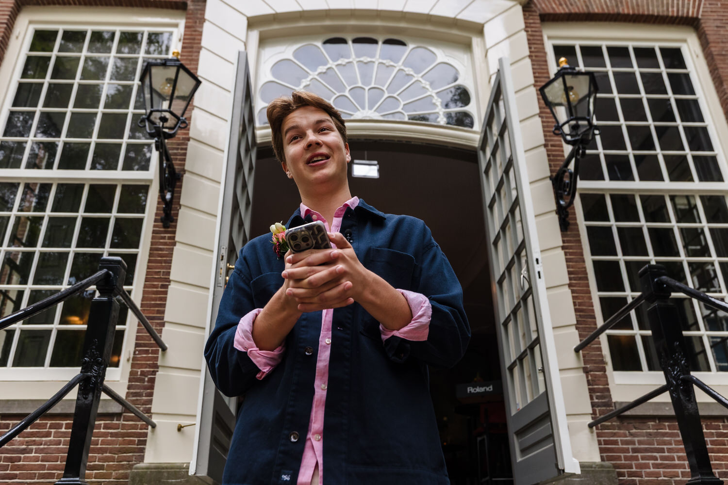 bruiloftsgast geeft speech op de trappen van het landhuis van buitenplaats sparrendaal