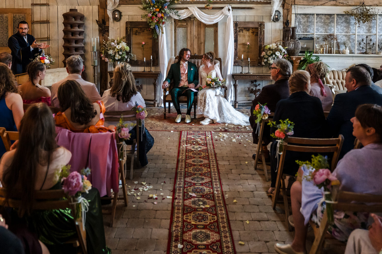 trouwceremonie tussen de brocante meubels in het achterhuis van het hoogh huys in winssen