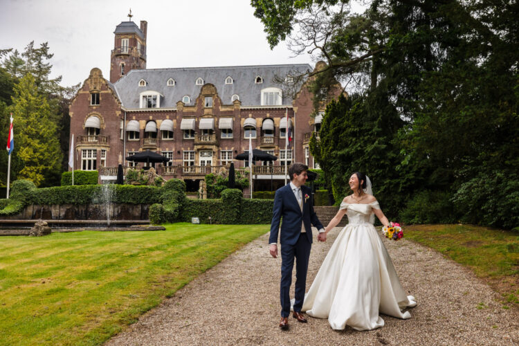 bruidspaar wandelt door de tuin van kasteel de hooge vuursche waar zij later gaan trouwen