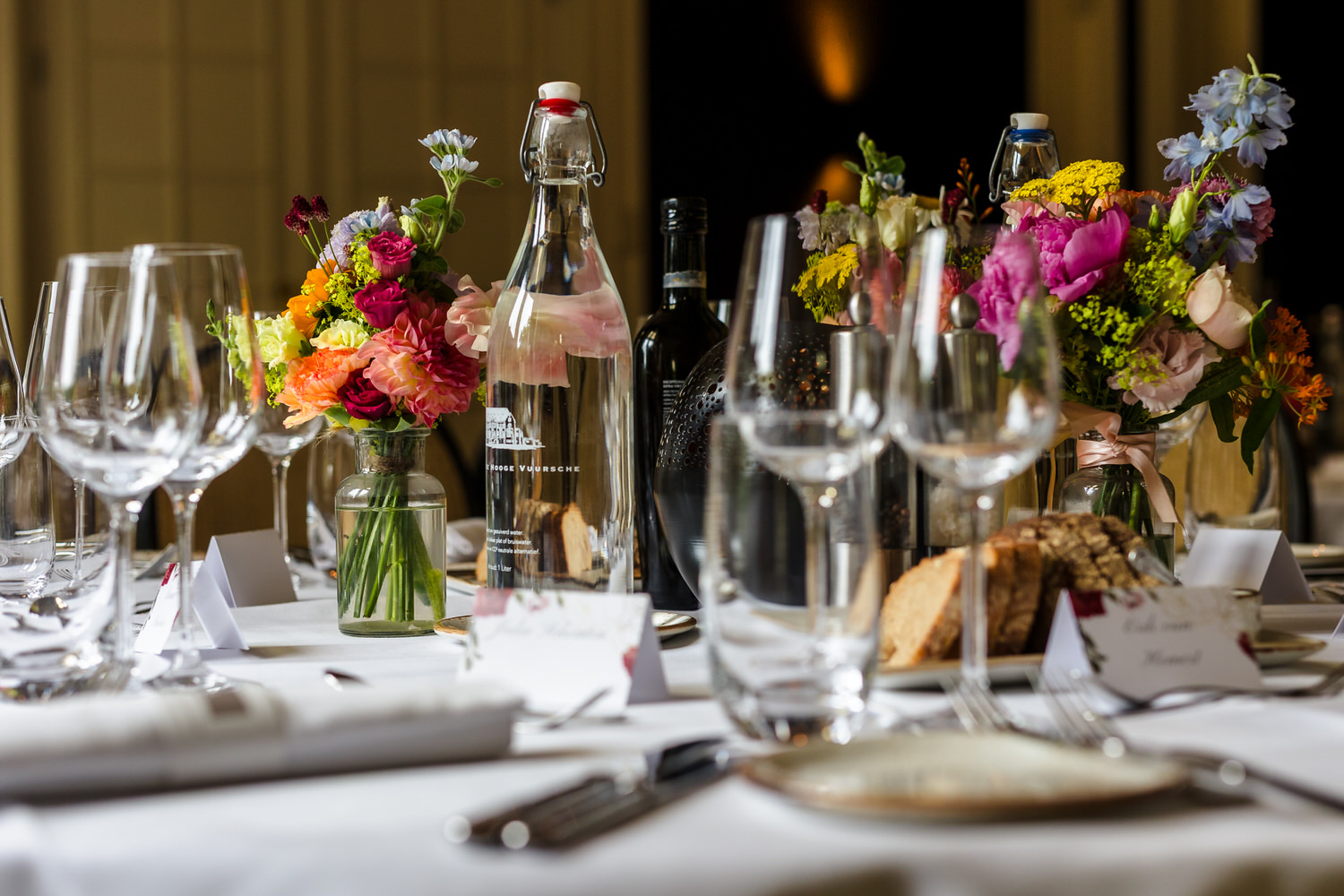 gedekte dinertafel in de fonteinzaal van kasteel de hooge vuursche