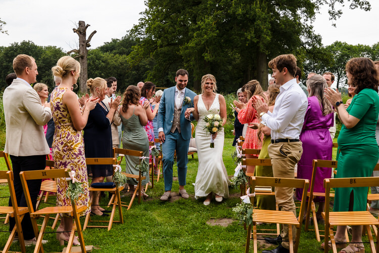 bruidspaar tijdens de ceremonie in de tuin van kasteel tongelaar in mill