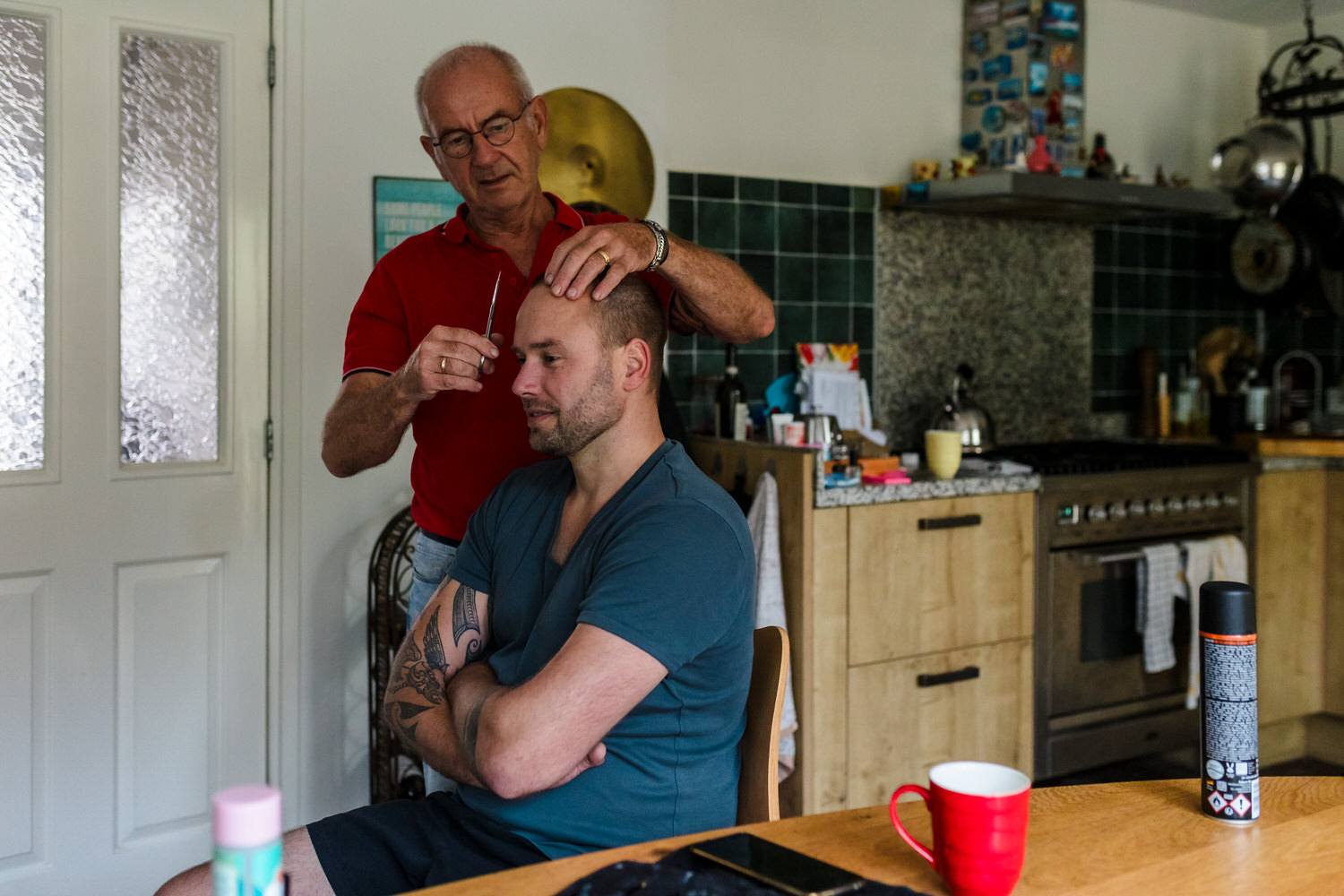 vader doet haar van de bruidegom die in een stoel zit