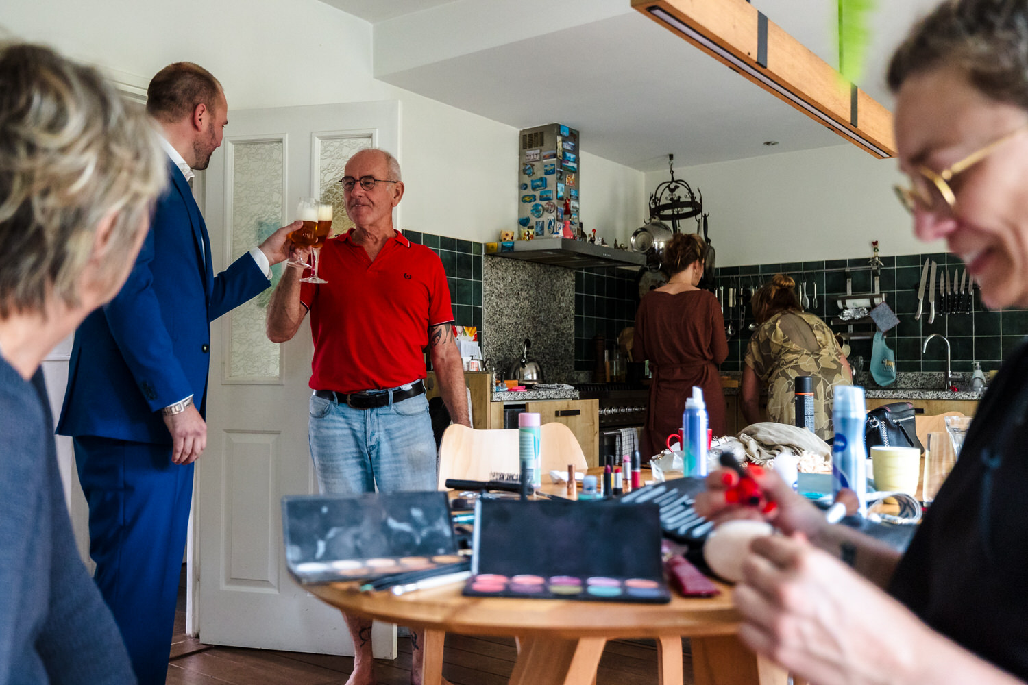 bruidegom proost met vader en anderen