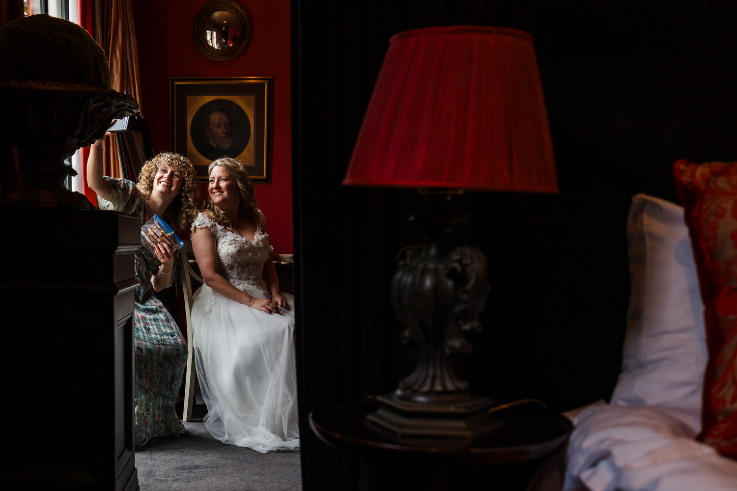 bruid en vriendin maken een selfie in de bruidssuite van landgoed brakkesteyn in nijmegen