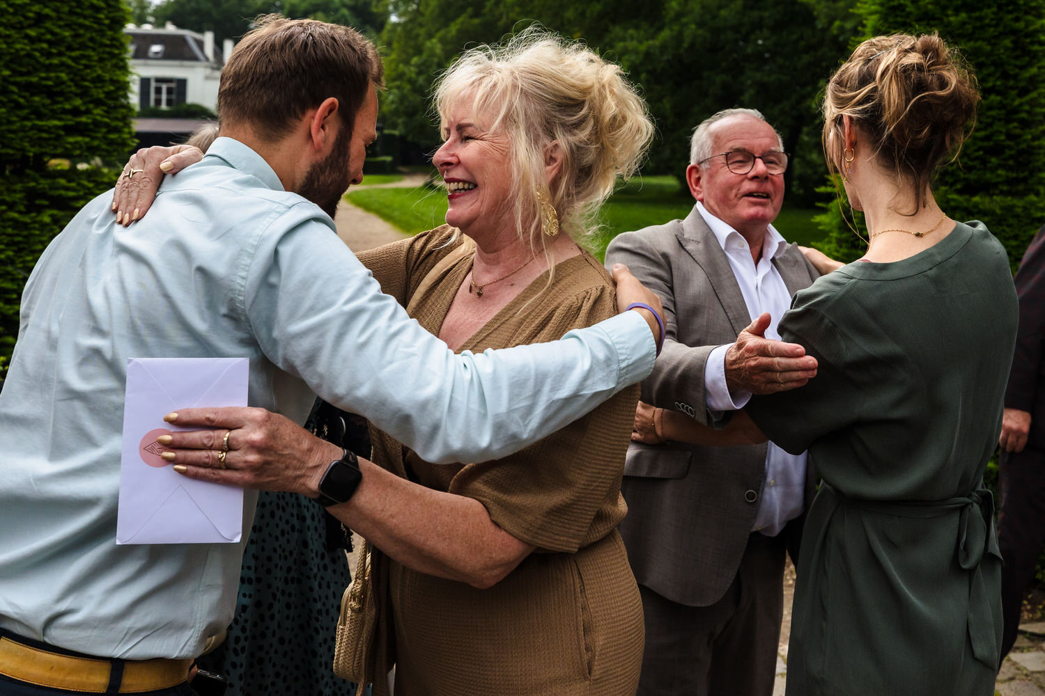 aankomst van gasten voor de bruiloft bij landgoed brakkesteyn in nijmegen