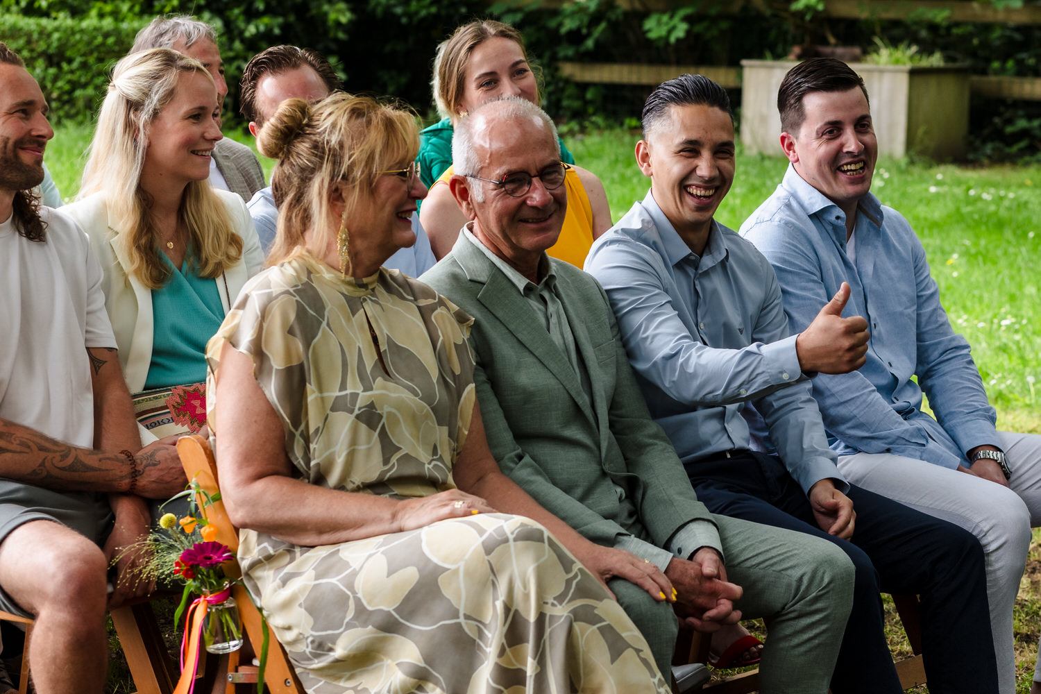gasten op de eerste rij bij de ceremonie