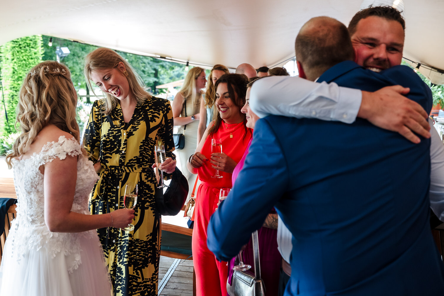 gasten feliciteren het bruidspaar