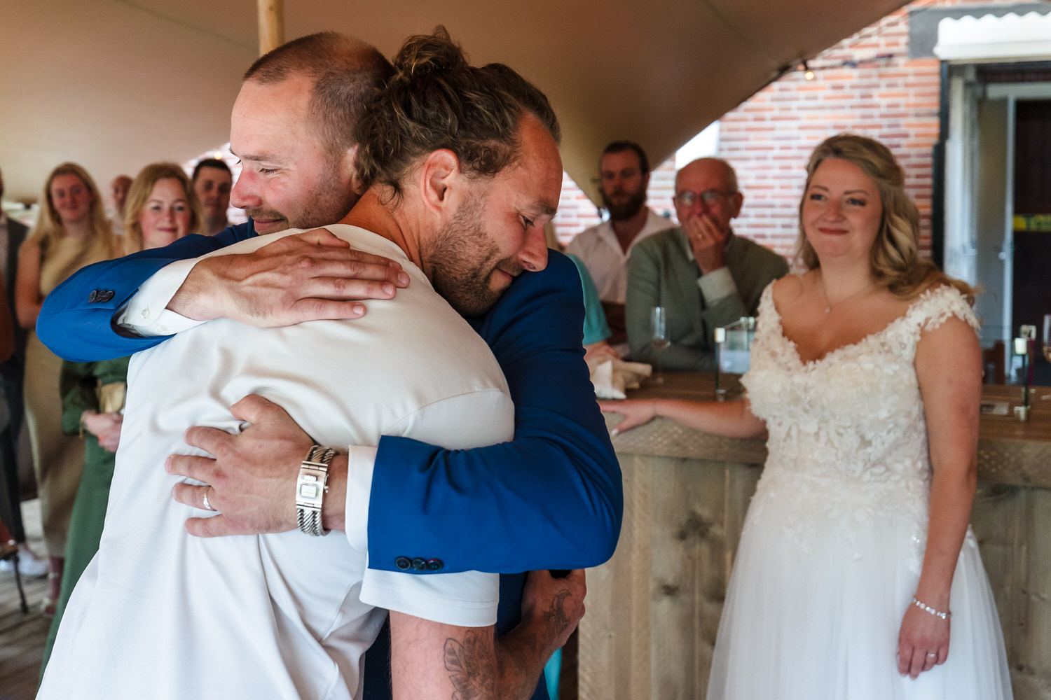 gasten feliciteren het bruidspaar