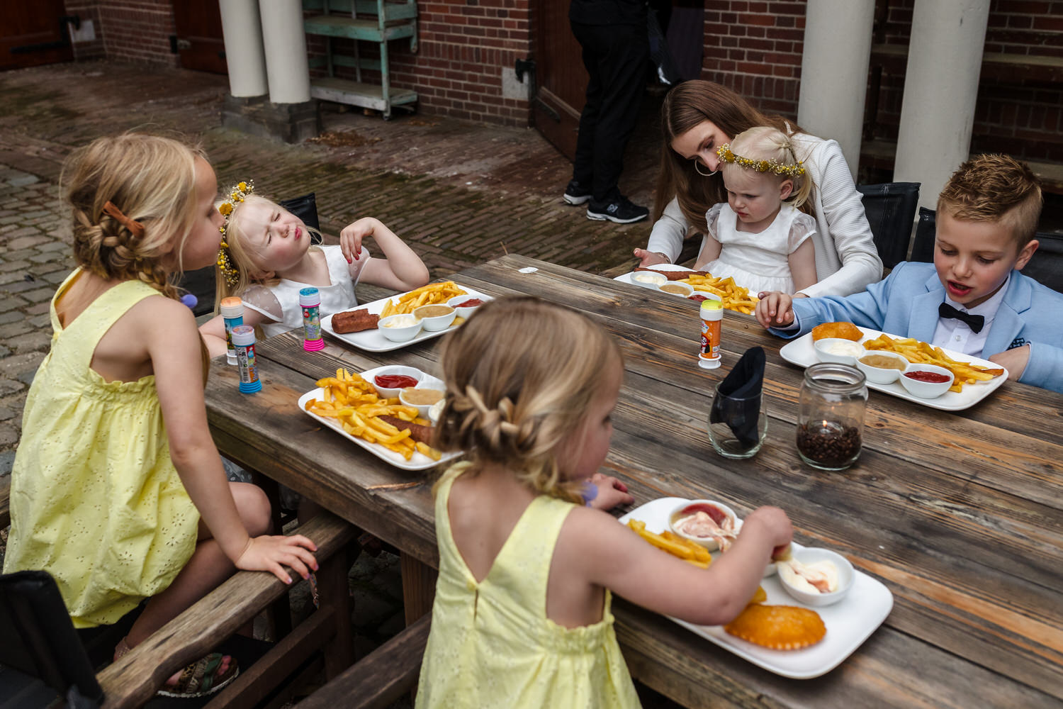 kinderen eten frietjes tijdens bruiloftsdiner bij landgoed brakkesteyn