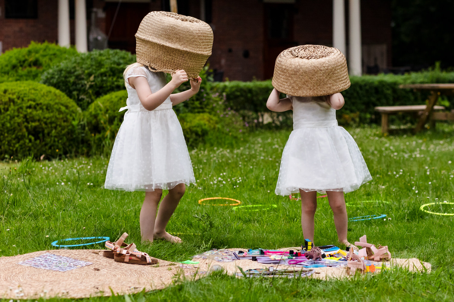 spelende bruidsmeisjes in het gras met manden op hun hoofd