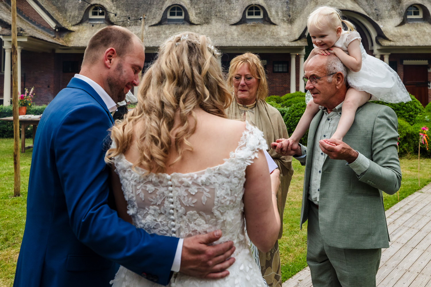 ouders geven cadeau aan bruidspaar