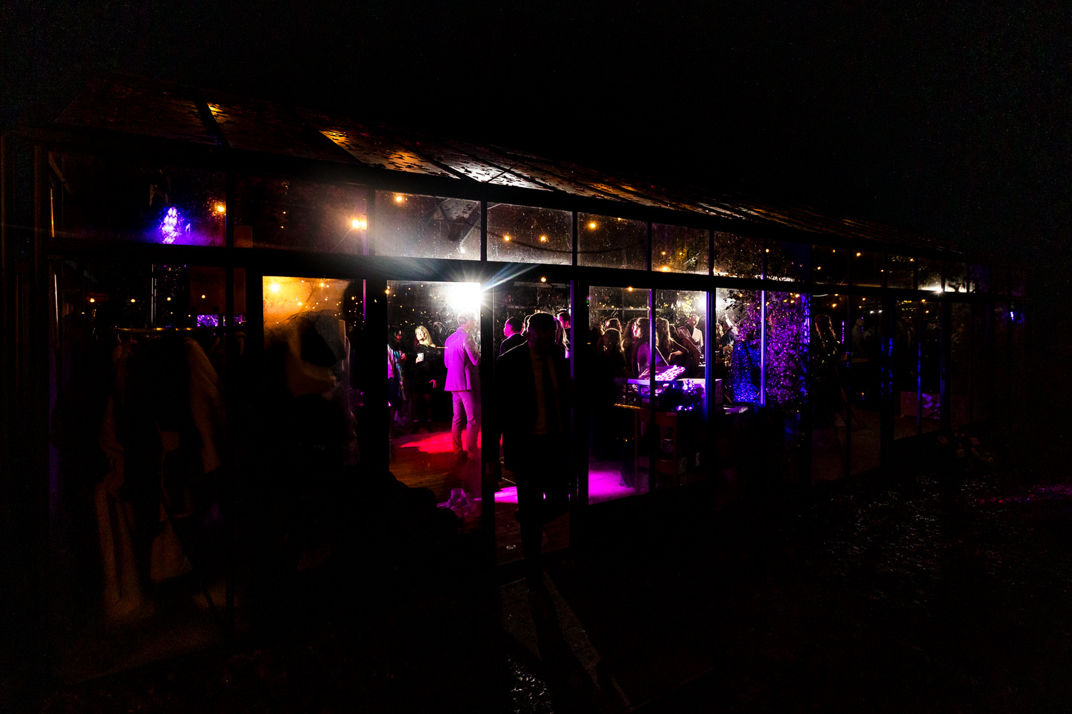 buitenaanzicht van de boskas tijdens een dansfeest in de avond