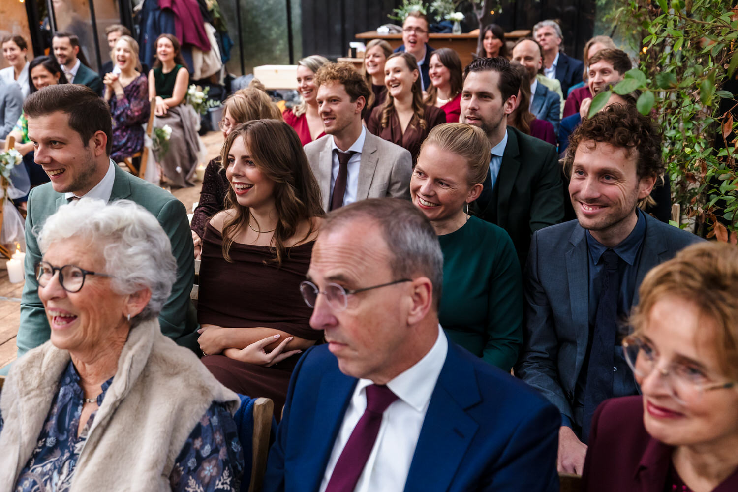 gasten tijdens de trouwceremonie in de boskas