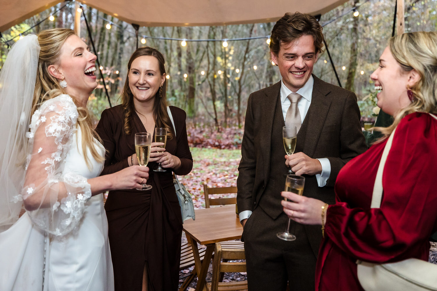 bruidspaar met gasten tijdens de receptie van een bruiloft bij de boskas