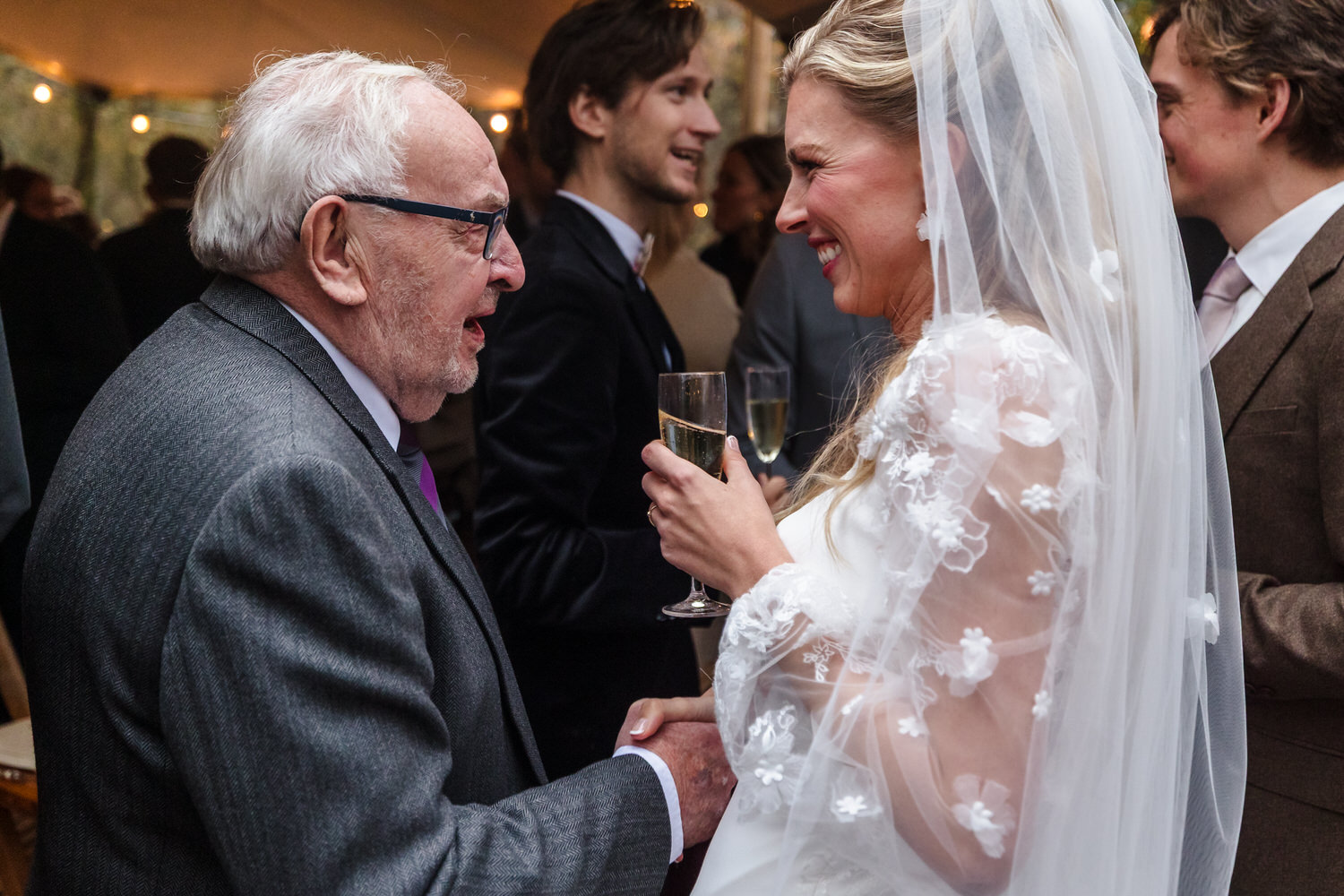 opa feliciteert bruid