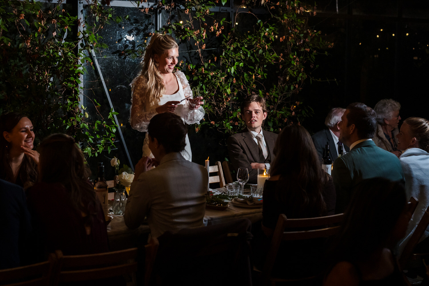 bruid opent het diner in de avond in een donkere boskas in nijmegen