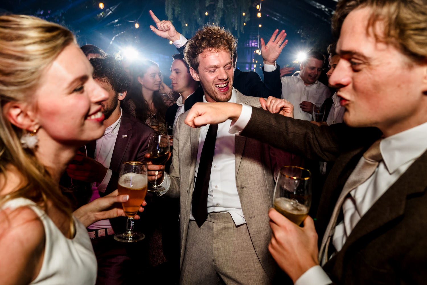 dansfeest tijdens herfstbruiloft in de boskas