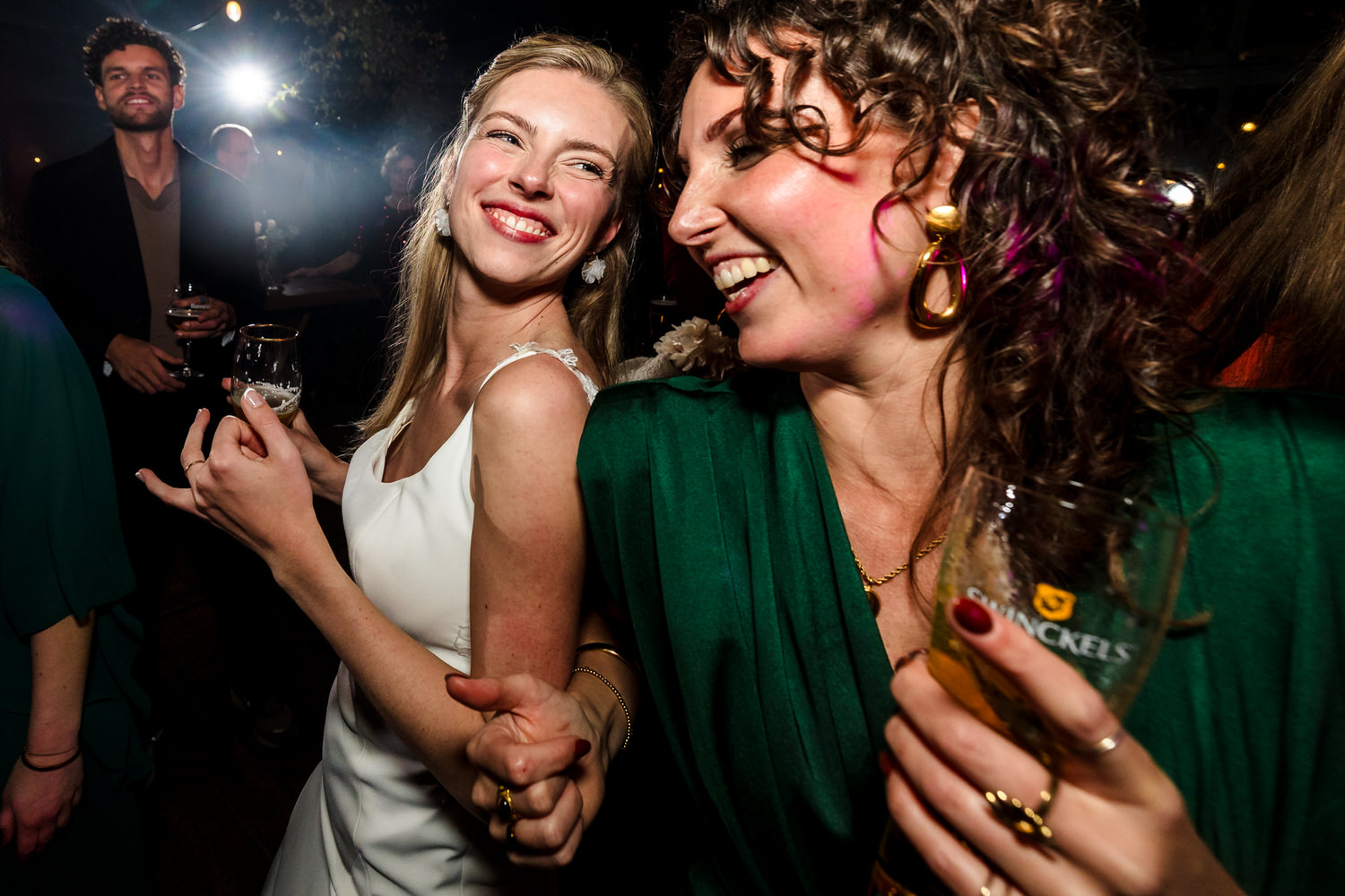 dansfeest tijdens herfstbruiloft in de boskas