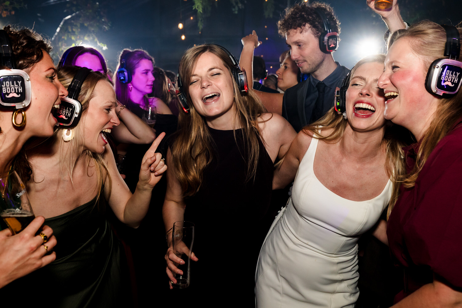 dansfeest tijdens herfstbruiloft in de boskas