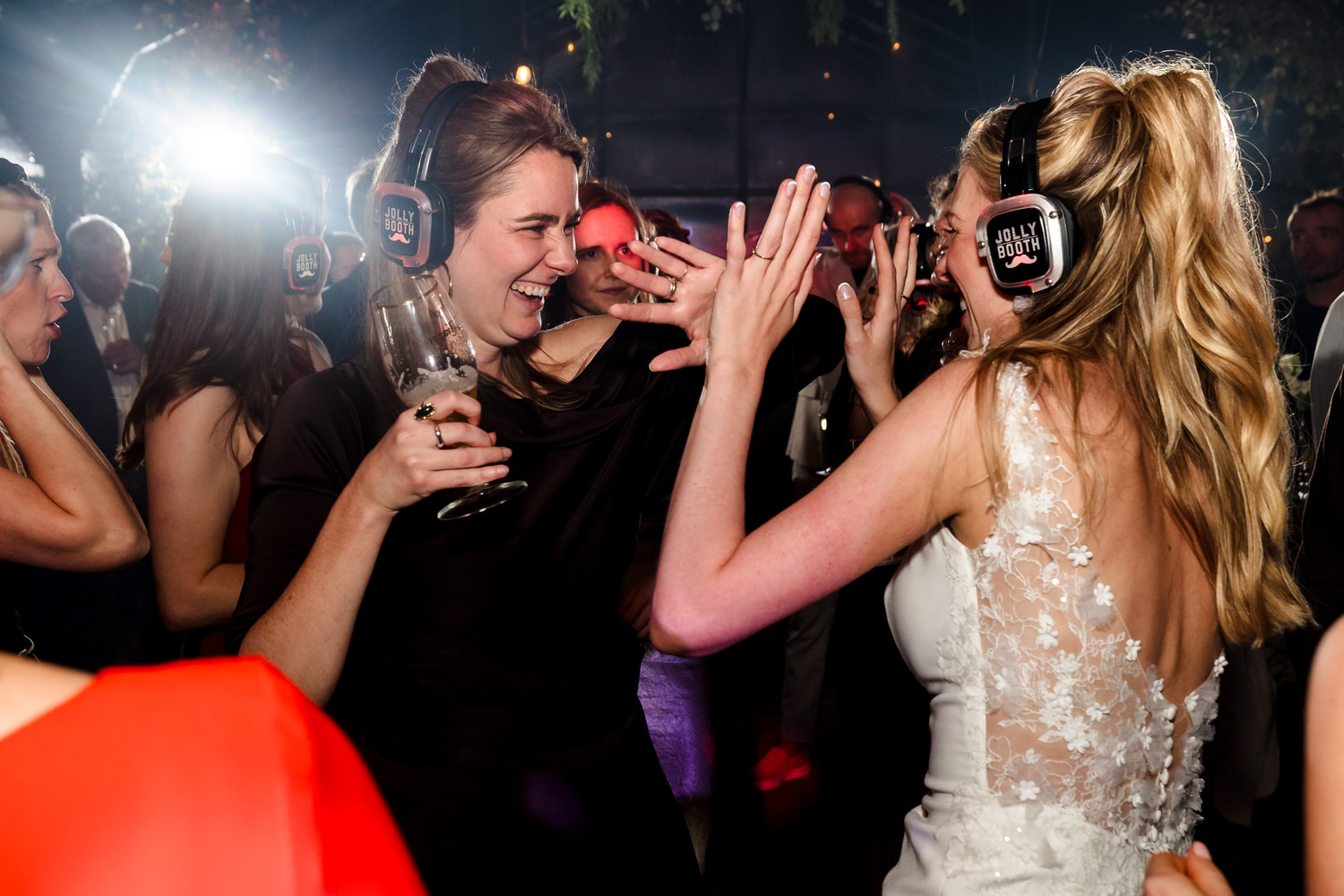 dansfeest tijdens herfstbruiloft in de boskas in nijmegen