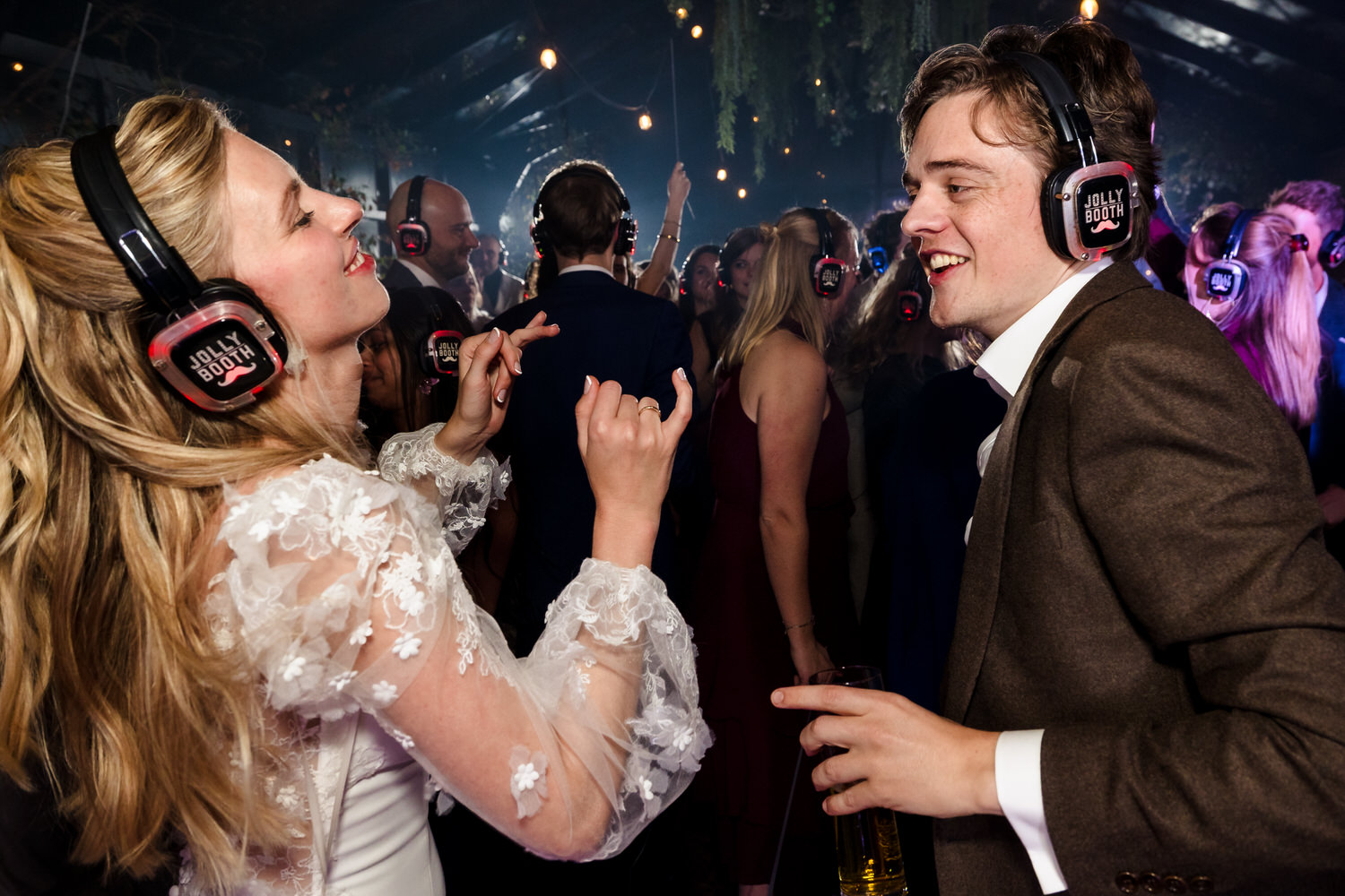 dansfeest tijdens herfstbruiloft in de boskas in nijmegen