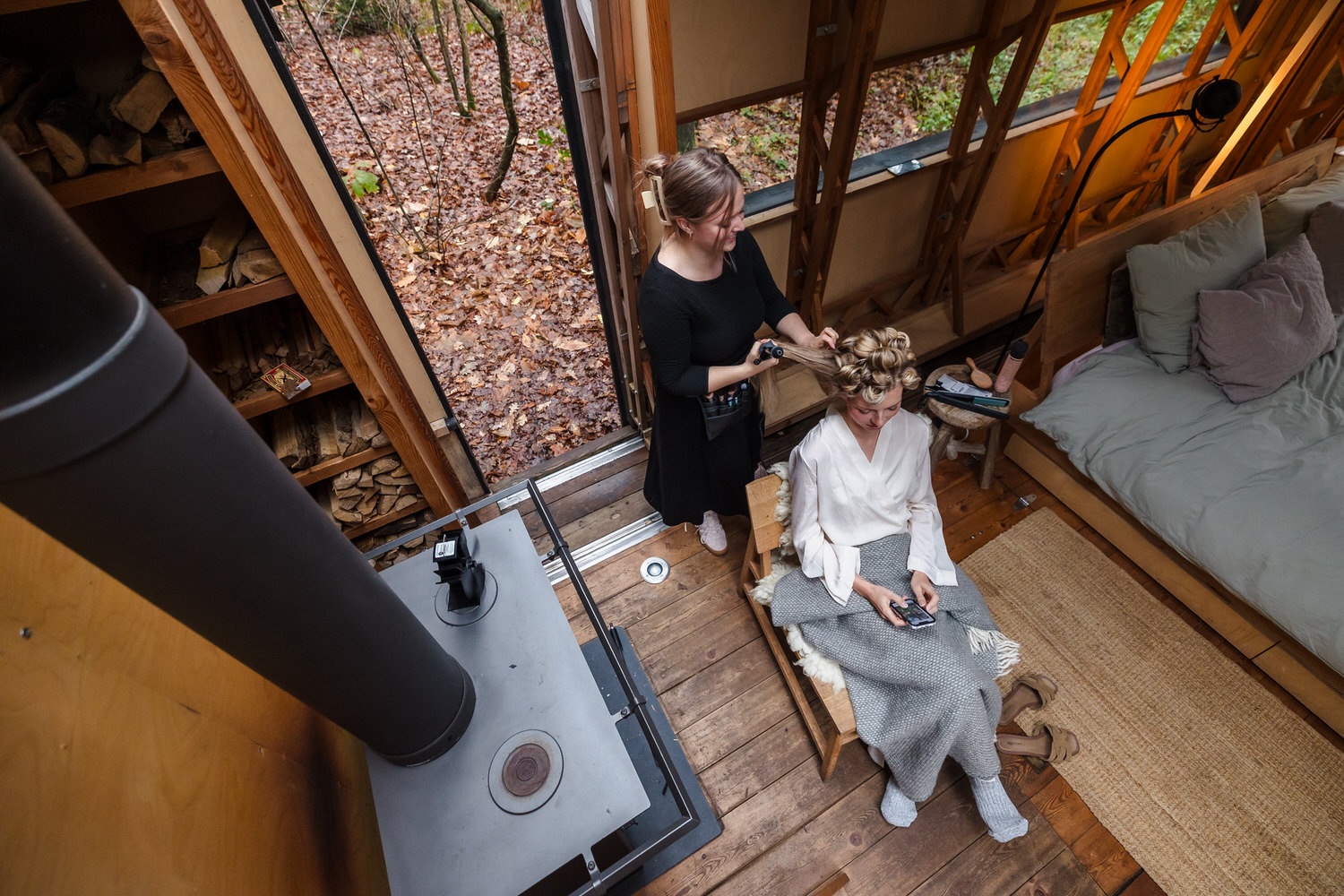 bruid in de make-up in een huisje in het bos van boven gezien